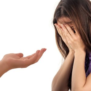 Mädchen hält sich die Augen vors Gesicht, helfende Hand kommt von rechts, Unterstützung, Hilfe, Entspannung & Stressabbau mit Claudia Bräuer, Heilpraktikerin & Coach